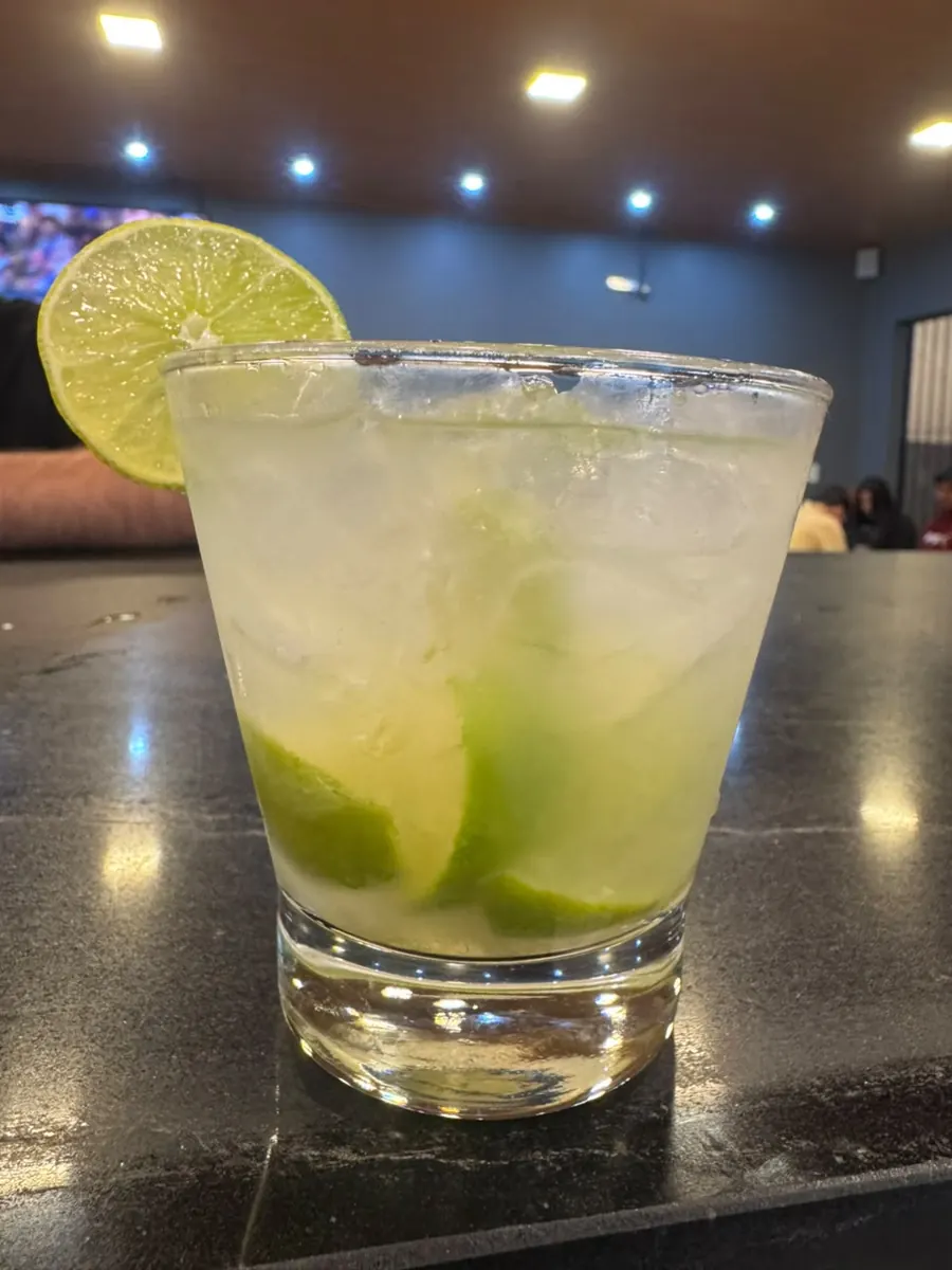 Caipirinha de limão no balcão