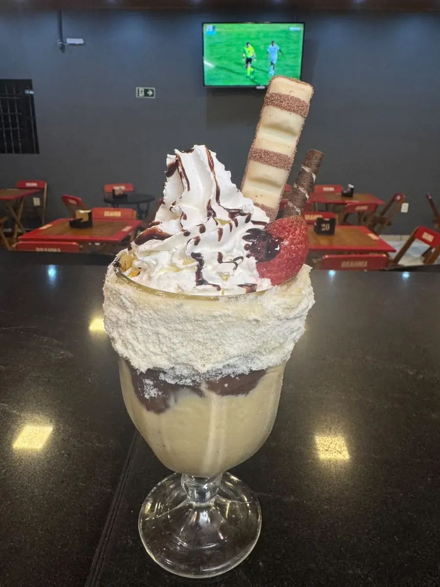 Milkshake com chantilly, calda de chocolate, morango e chocolates